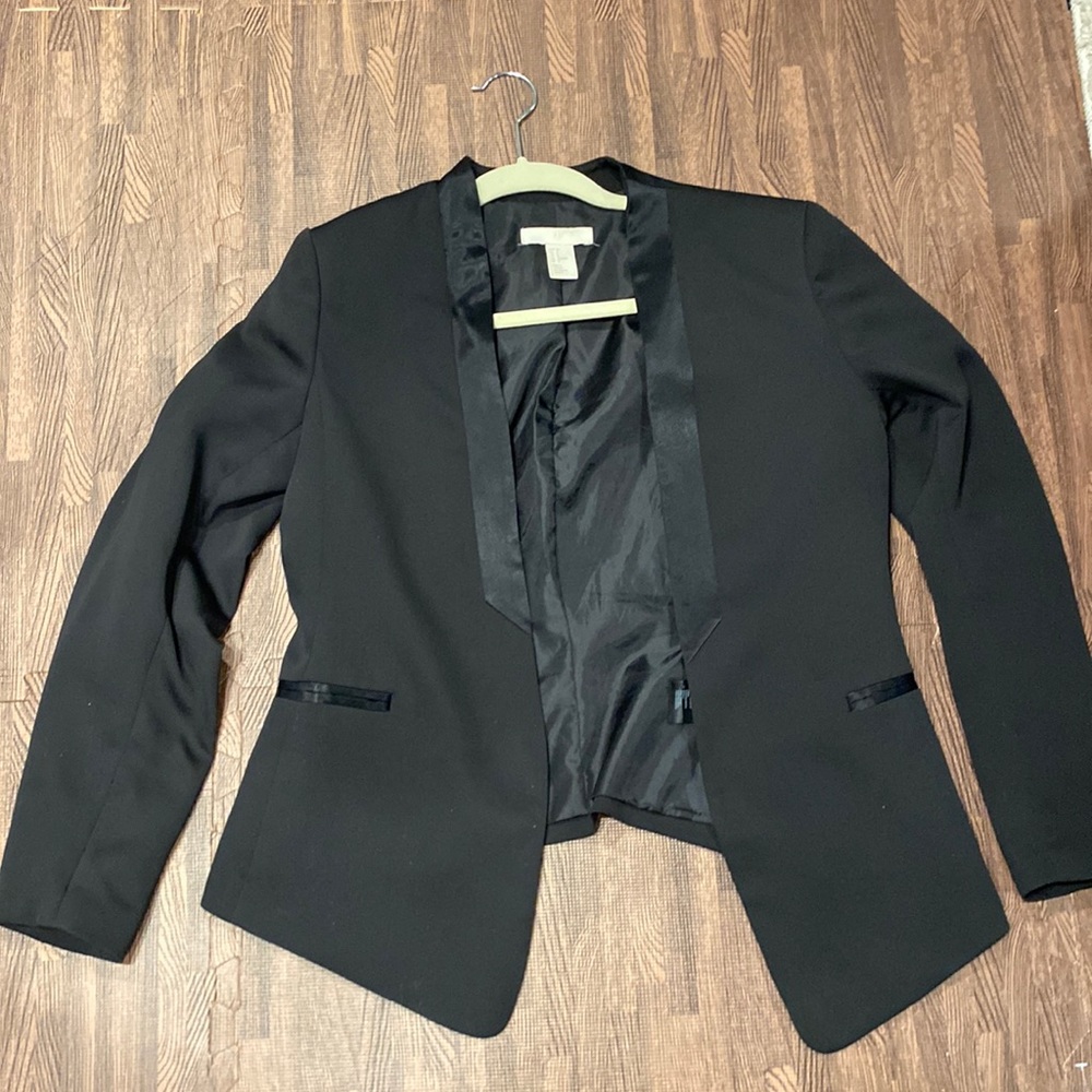 H&M womens tuxedo style blazer with satin details.SZ 8